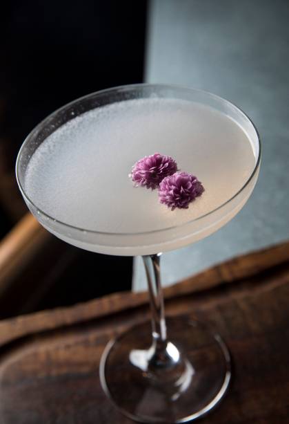 A versão local do aviation, coquetel típico dos anos 1920 nos EUA A versão local do aviation, coquetel típico dos anos 1920 nos EUA