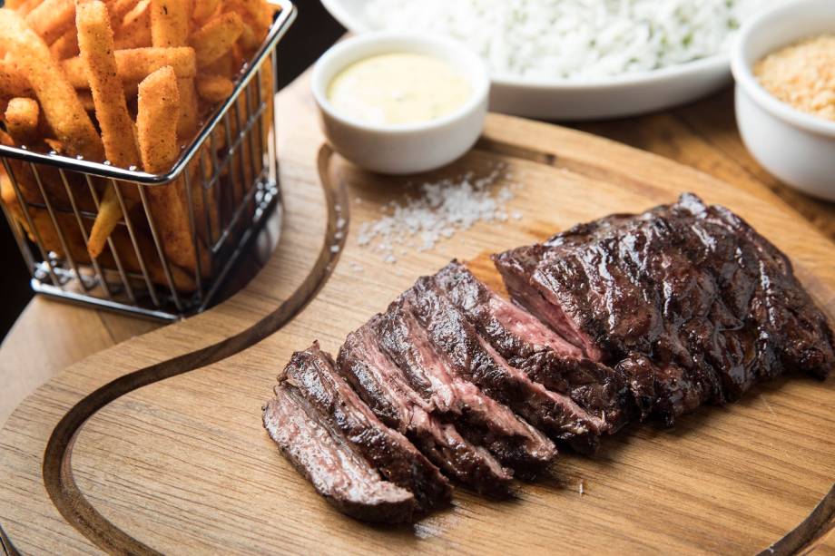 Fraldinha: o pedido inclui molho, arroz, batata e farofa Fraldinha: o pedido inclui molho, arroz, batata e farofa