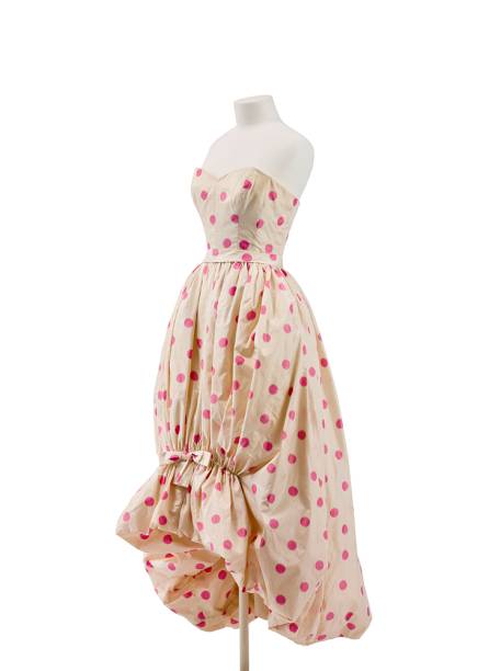 Balenciaga: este tour virtual traz peças-ícones do criador da grife, Cristóbal Balenciaga (1895-1972), que ainda hoje têm impacto na moda feminina Balenciaga: este tour virtual traz peças-ícones do criador da grife, Cristóbal Balenciaga (1895-1972), que ainda hoje têm impacto na moda feminina