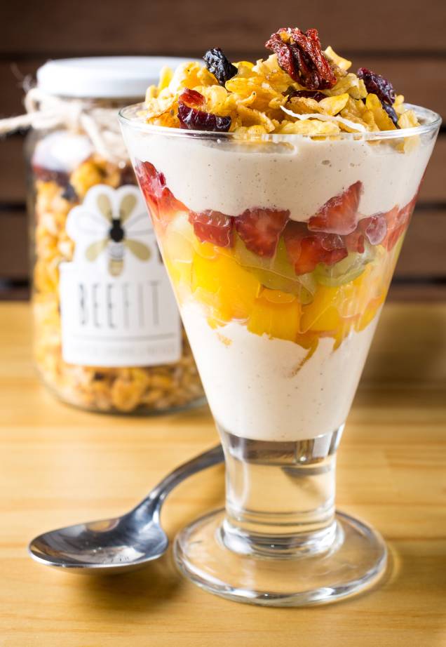 Rainbow parfait: frutas frescas, creme de coco com castanha-de-caju, granola caseira e melado