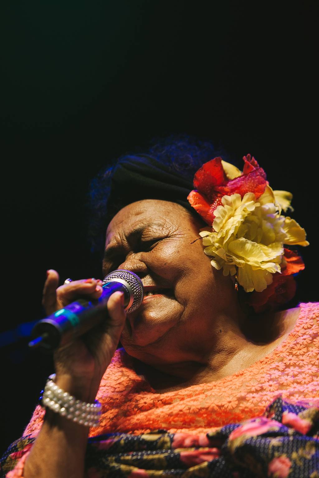 Dona Onete divide o palco com Francisco, El Hombre no Circo