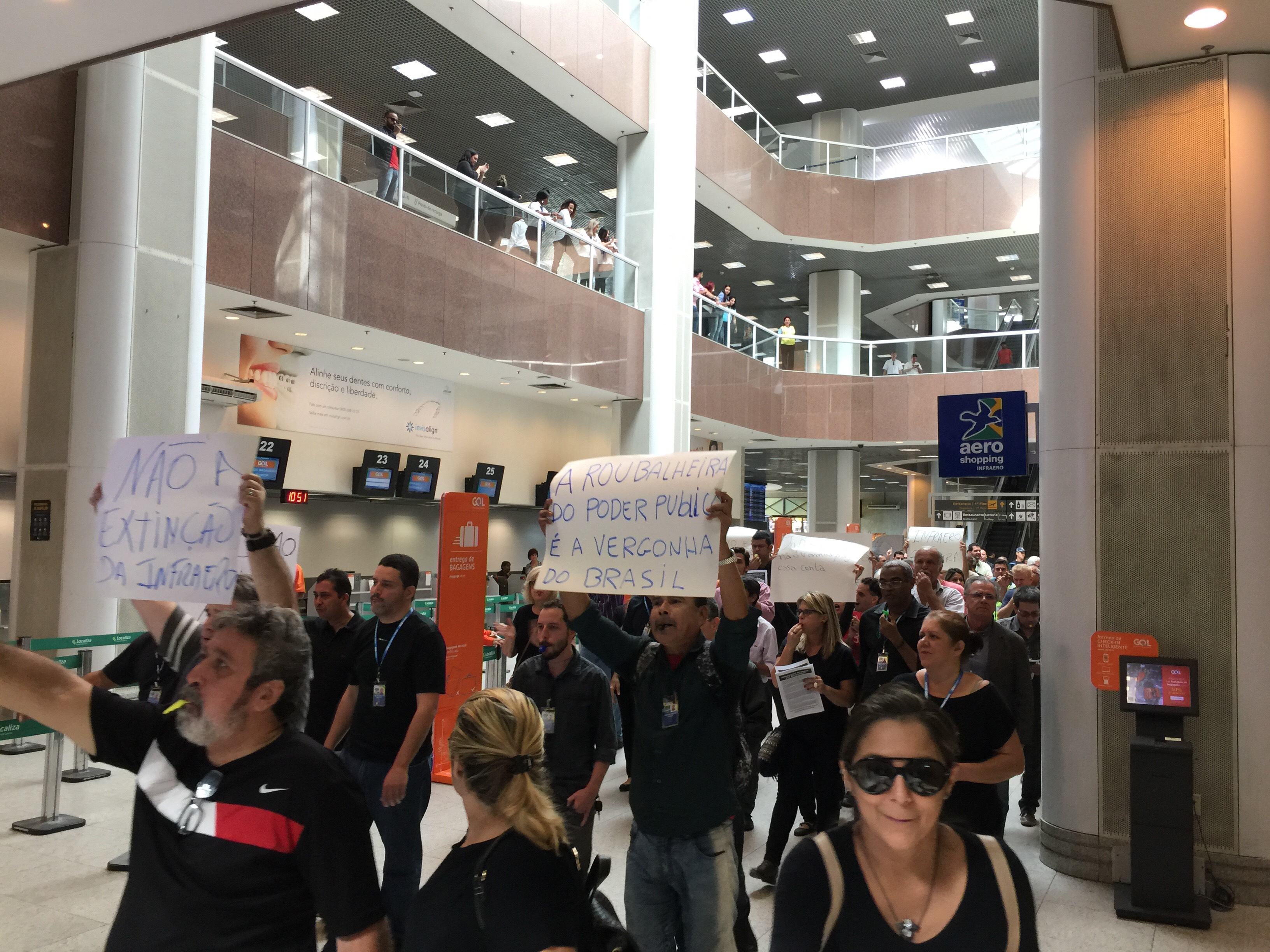 Aeroviários protestam contra privatização no Santos Dumont
