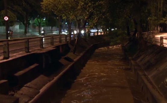 Chuva alaga parte da cidade e faz Rio Maracanã transbordar