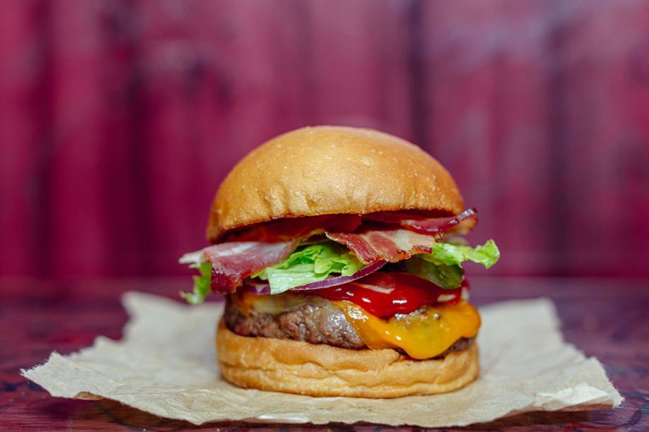Burger Joint: foram investidos 8 milhões de reais em quatro unidades da rede entre Rio e São Paulo. Está prevista a abertura de mais vinte lojas ao custo de 20 milhões de reais, divididos entre cinco sócios Burger Joint: foram investidos 8 milhões de reais em quatro unidades da rede entre Rio e São Paulo. Está prevista a abertura de mais vinte lojas ao custo de 20 milhões de reais, divididos entre cinco sócios