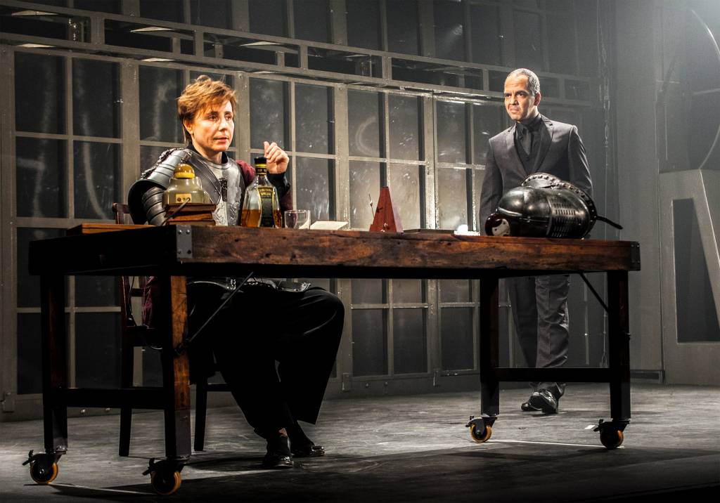 Crítica: Armazém Companhia de Teatro estreia outro grande acerto