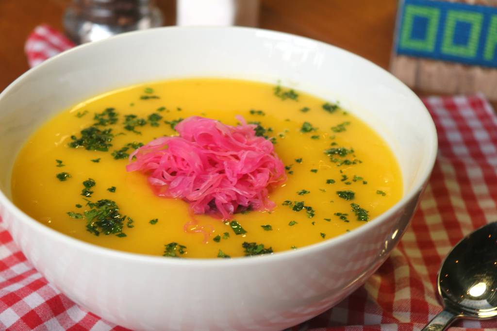 Caldos, cremes e sopas entram em cena nos balcões no inverno