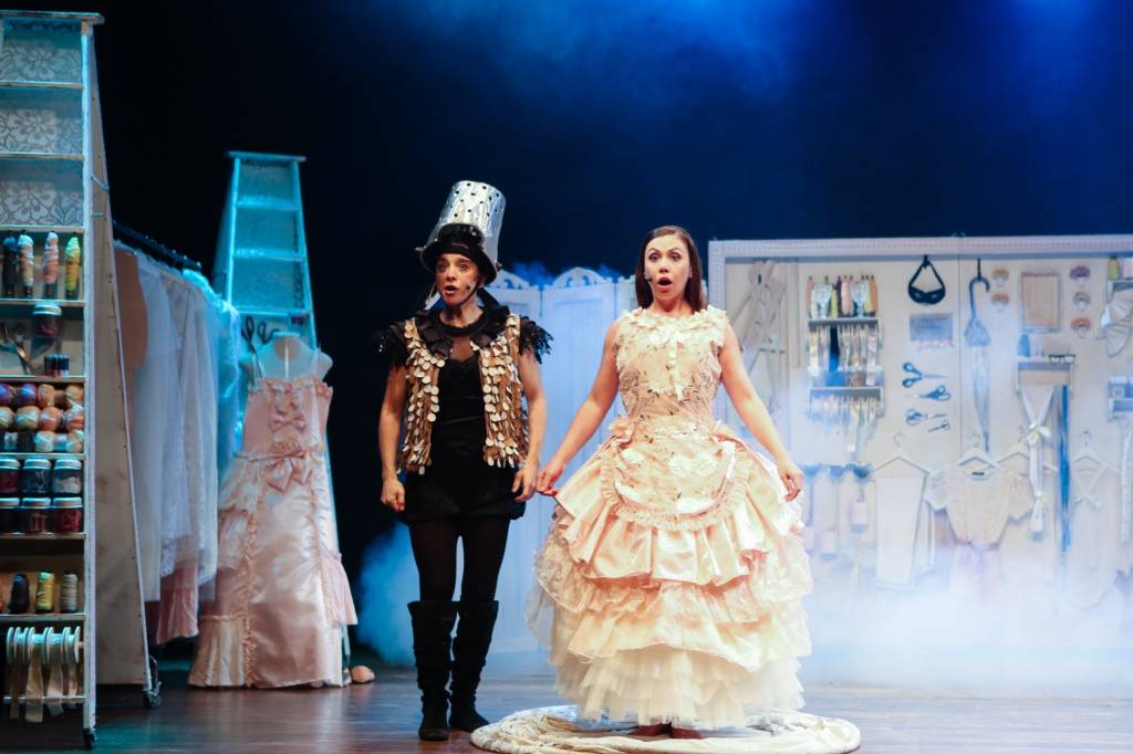 Peça faz releitura moderna da fábula Cinderela no CCBB