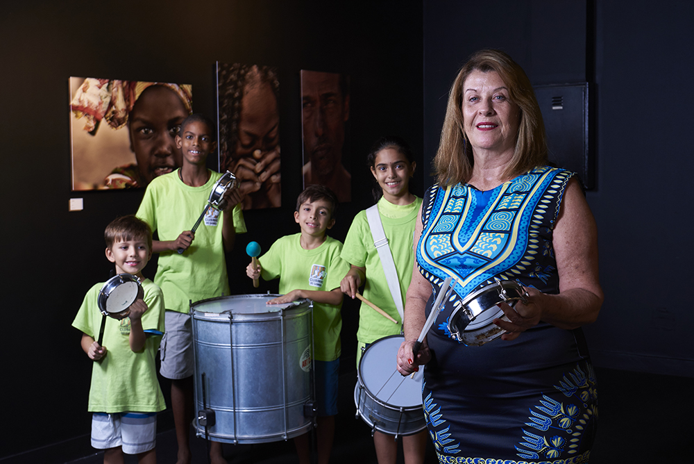 Produtora oferece aulas de música para alunos da rede pública