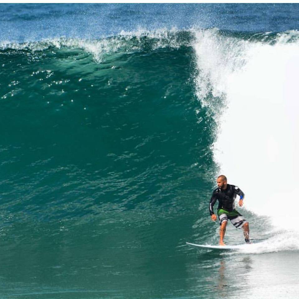 Policial Civil morto no Jacarezinho ganha homenagem de surfistas