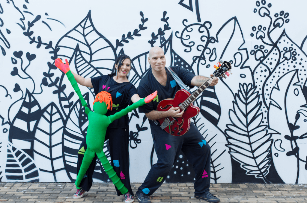 Dupla Brincando de Papel se apresenta na Cidade das Artes