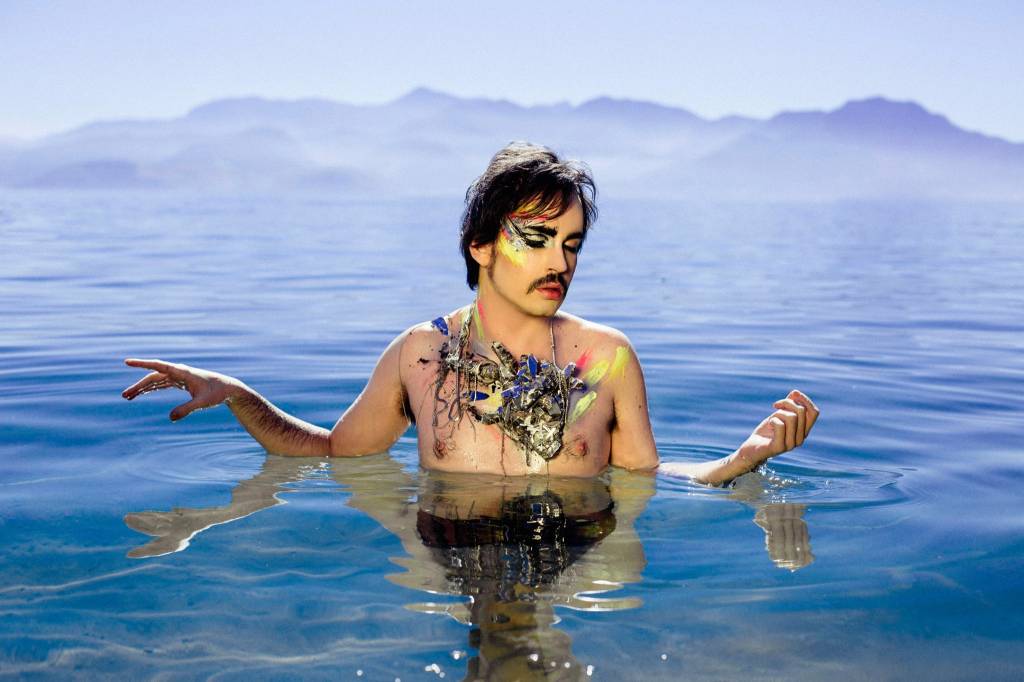 Johnny Hooker comanda baile pré-carnavalesco na Fundição