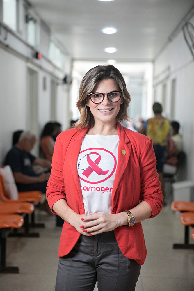 Visagista cuida gratuitamente da imagem de pacientes com câncer