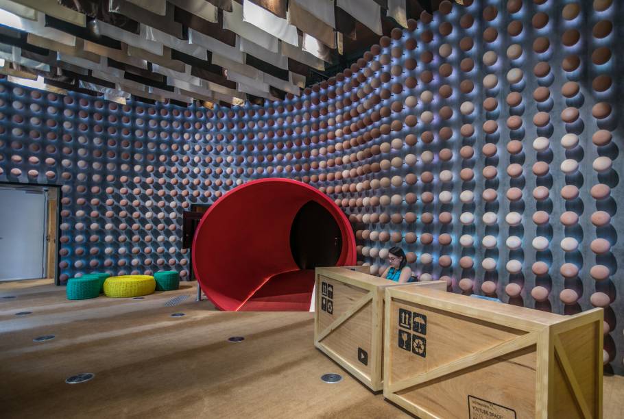 Entrada do YouTube Space na Zona Portuária: bolinhas na parede e bandeirolas no teto representam todas as tonalidades de pele no Brasil Entrada do YouTube Space na Zona Portuária: bolinhas na parede e bandeirolas no teto representam todas as tonalidades de pele no Brasil