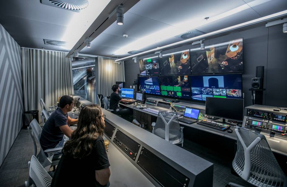 YouTube Space: sofisticada sala de controle de &aacute;udio e imagem