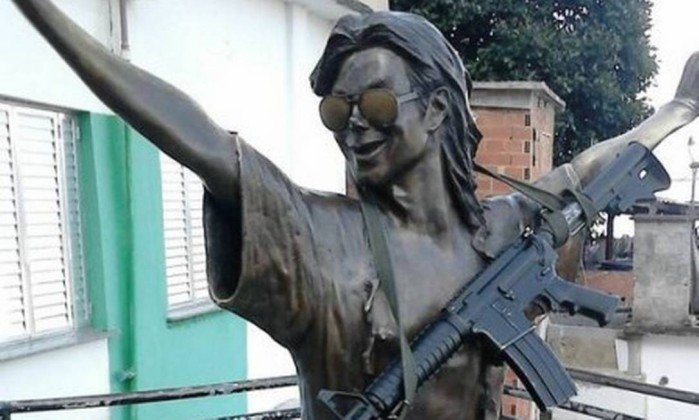 PM busca autores de foto de estátua de Michael Jackson com fuzil