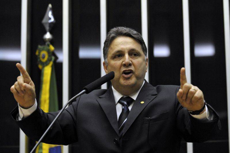 Em nota, Garotinho afirma que Picciani quer lhe dar tiro na cara