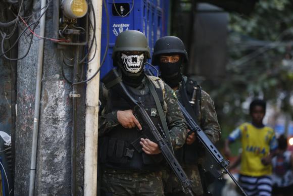 Uso de máscara de caveira por militares na Rocinha será coibido