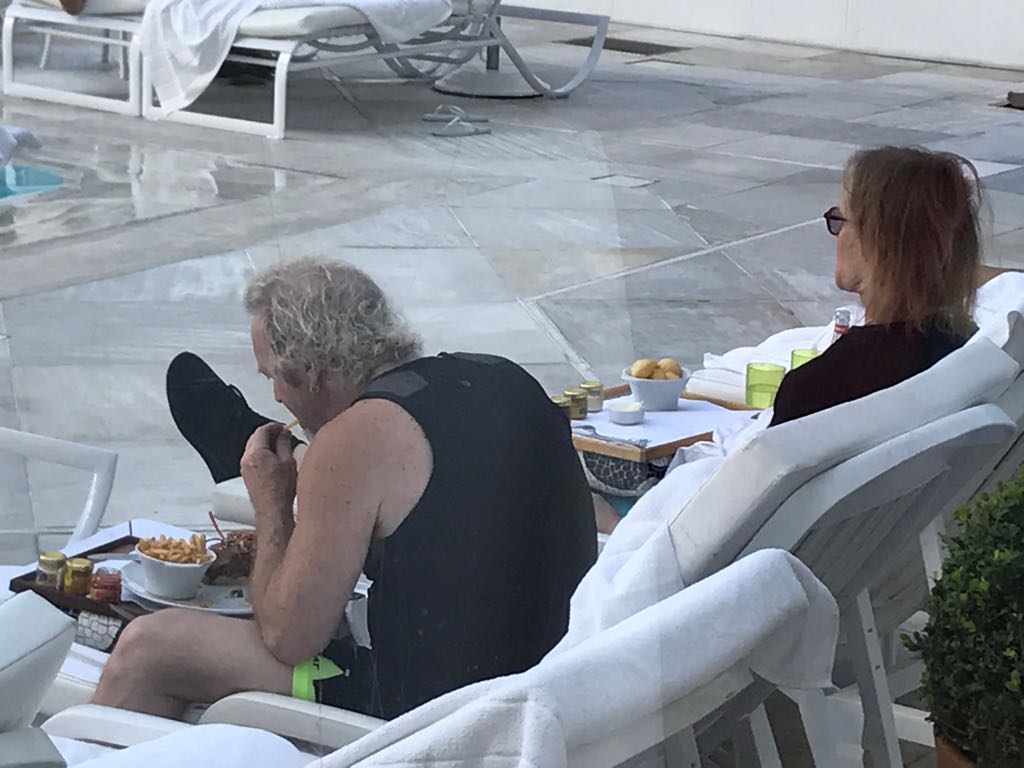 Aerosmith pede fast food e receita mineira em hotel no Rio