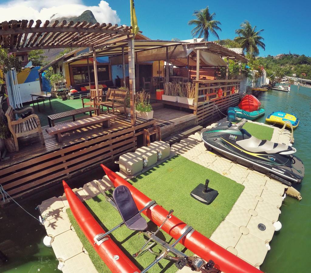 Clube na Barra oferece day use de sup, waterball e waterbike