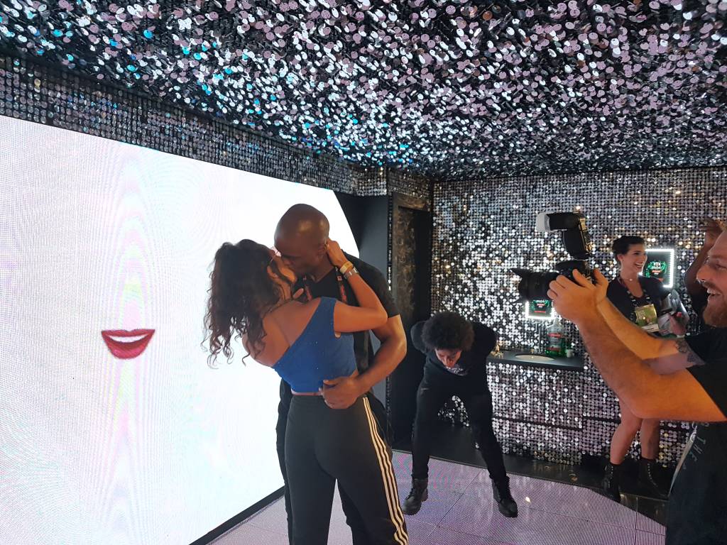 Rock in Rio 2017 tem até barraca do beijo