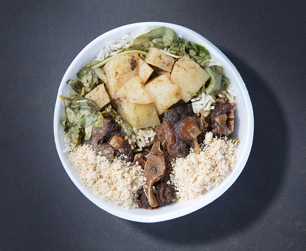 Cariocas investem na venda de quentinhas para fugir da crise