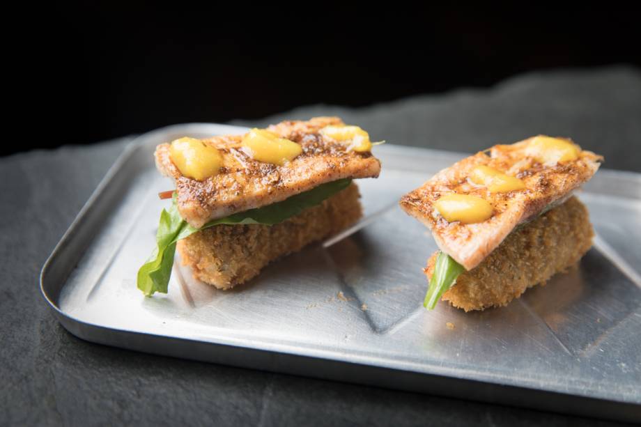 Sushi de porco: tiras suínas grelhadas com especiarias e mostarda de abacaxi sobre pepino empanado (R$ 15,00 a dupla) Sushi de porco: tiras suínas grelhadas com especiarias e mostarda de abacaxi sobre pepino empanado (R$ 15,00 a dupla)