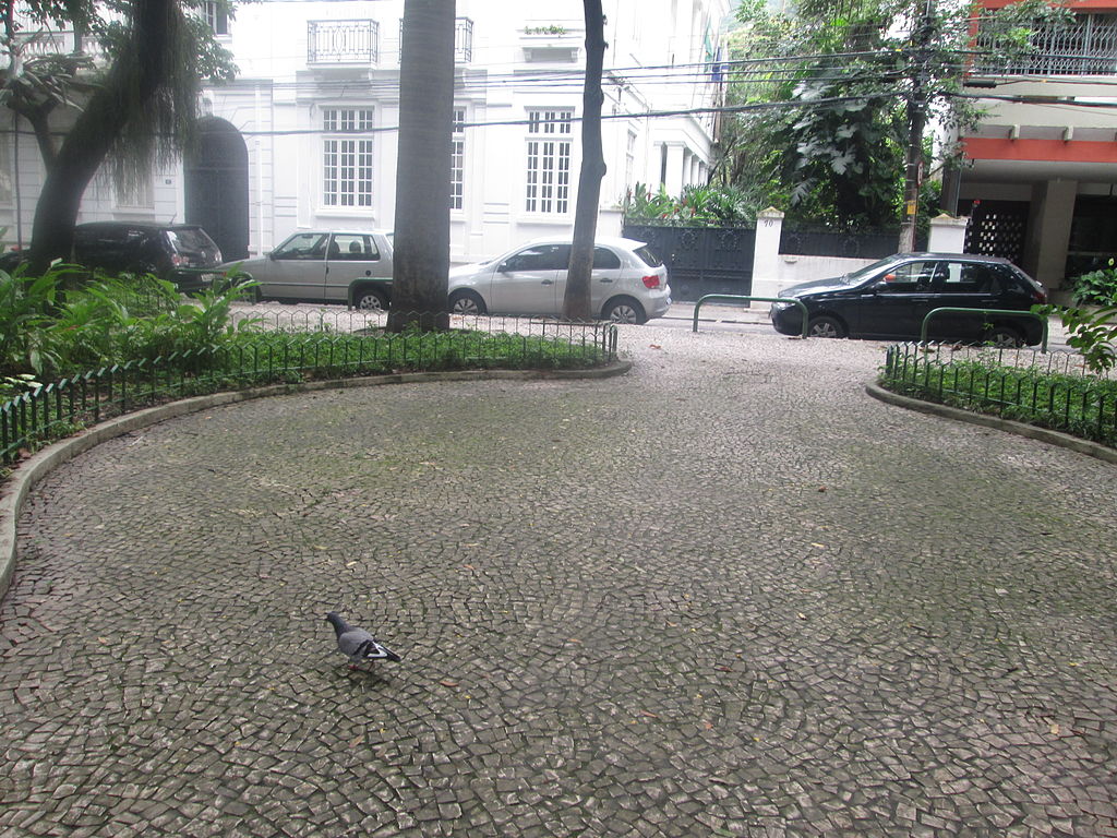 Bando armado assalta prédio no Largo dos Leões, no Humaitá