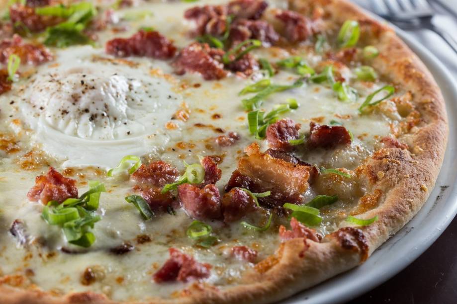 Carbonara: versão pizza do clássico prato italiano Carbonara: versão pizza do clássico prato italiano