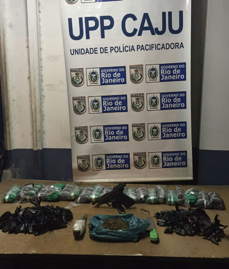 Ônibus é incendiado e base de UPP atacada no Caju