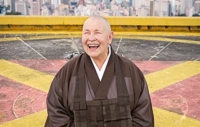 Monja Coen lança livro sobre o zen budismo contra a depressão