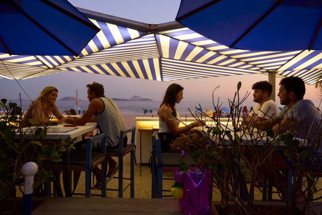 Azur promove jogo de vinho à beira-mar na primavera