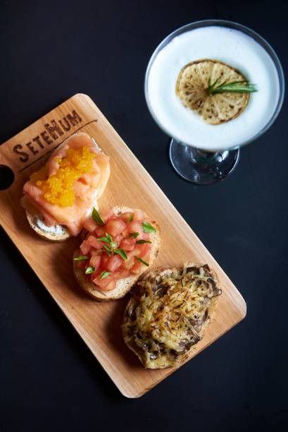 Bruschettas e drinque mediterrâneo (gim, curaçao e lima-da-pérsia, R$ 22,00) Bruschettas e drinque mediterrâneo (gim, curaçao e lima-da-pérsia, R$ 22,00)