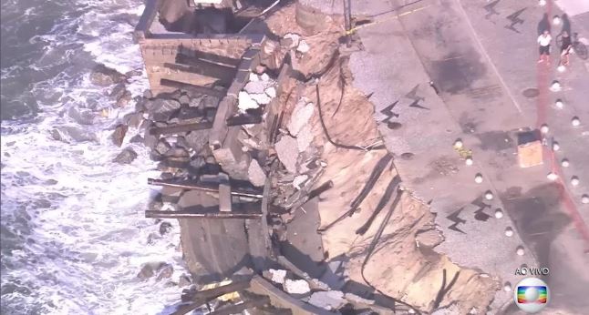 Trecho de calçadão de ciclovia na Praia da Macumba desaba