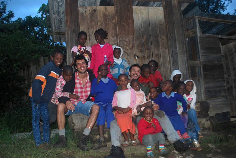 Membros da equipe com crianças e em uma locação Membros da equipe com crianças e em uma locação