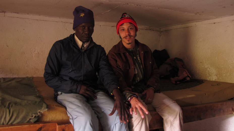 O ator junto com um dos 50 carregadores que auxiliaram as filmagens O ator junto com um dos 50 carregadores que auxiliaram as filmagens