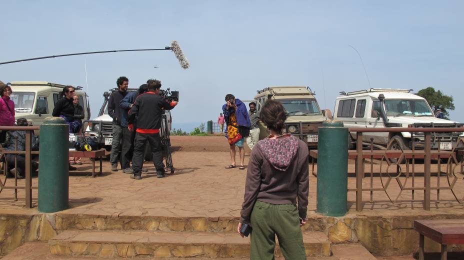 O diretor filma João Pedro (Gabriel) fotografando Carolina (Cristina) O diretor filma João Pedro (Gabriel) fotografando Carolina (Cristina)