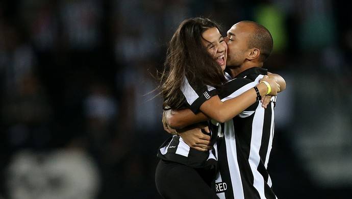Roger volta a treinar no Botafogo 30 dias após retirada de tumor