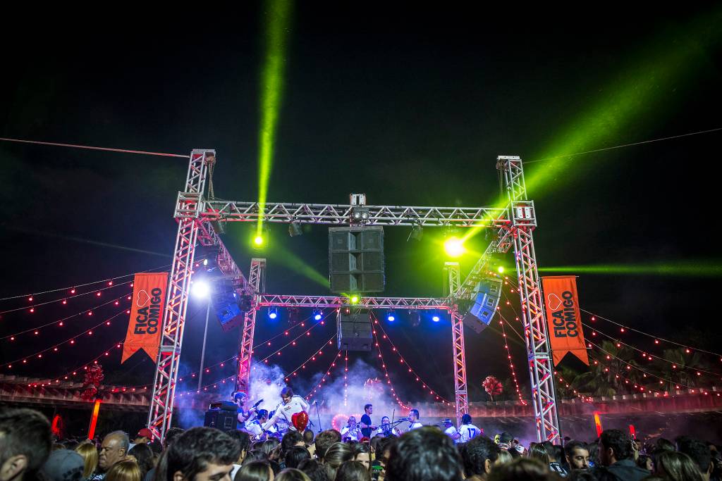 Bloco só de pagodes dos anos 90 dá festa no gramado do maracanã