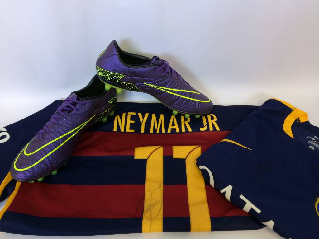 Neymar doa camisas e chuteiras autografadas para leilão solidário