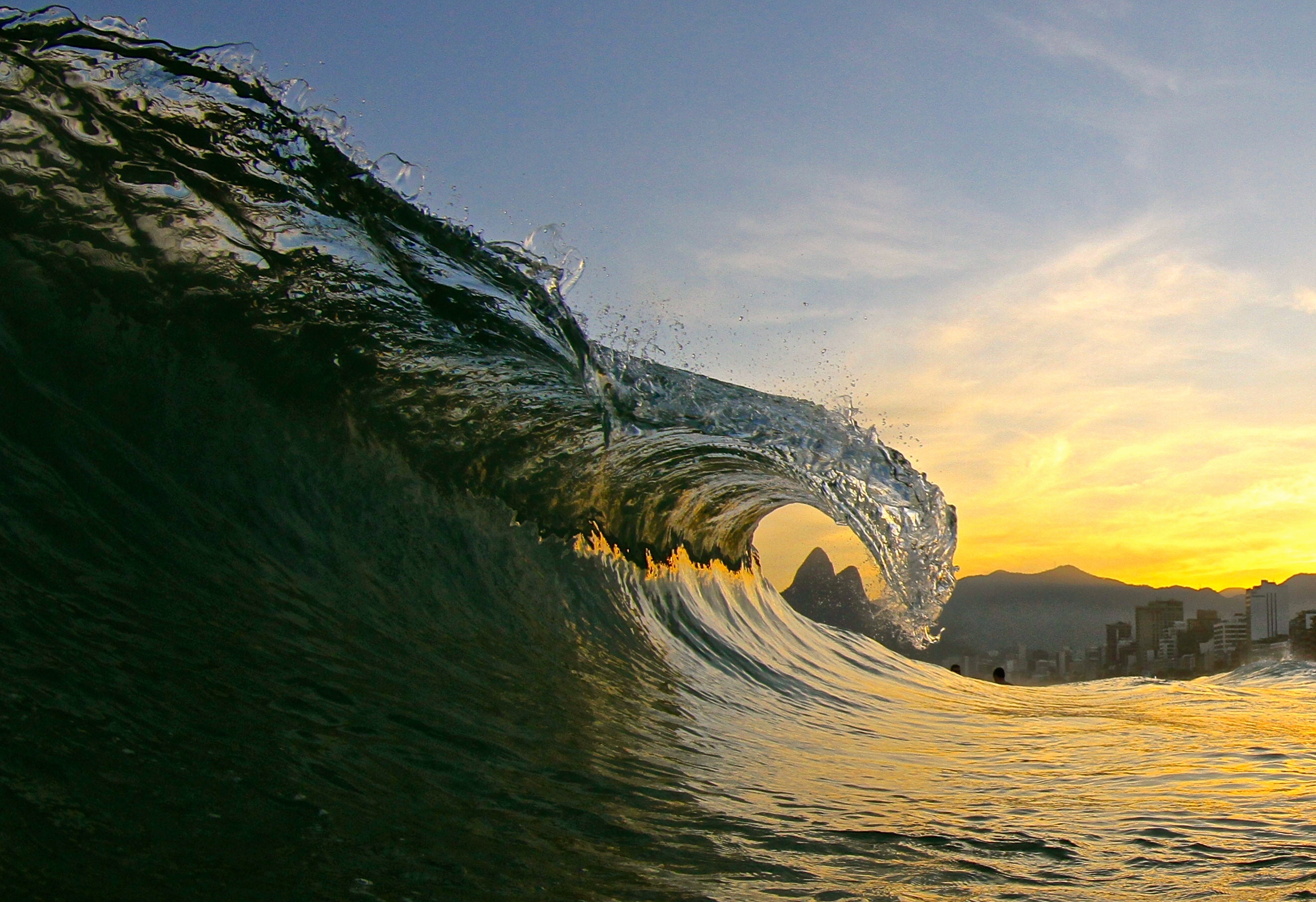 Fotógrafo Rico Sombra registra paisagens do Rio de dentro do mar