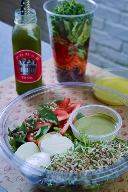 Salada de folhas, tomate, mussarela de bufala, brotos, semente de girassol e molho pesto Salada de folhas, tomate, mussarela de bufala, brotos, semente de girassol e molho pesto