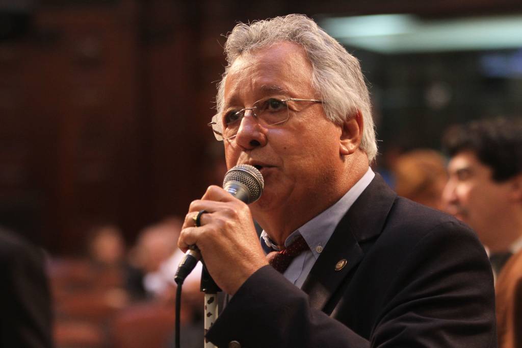 Alerj aprova lei que subordina comando de UPPs a batalhões