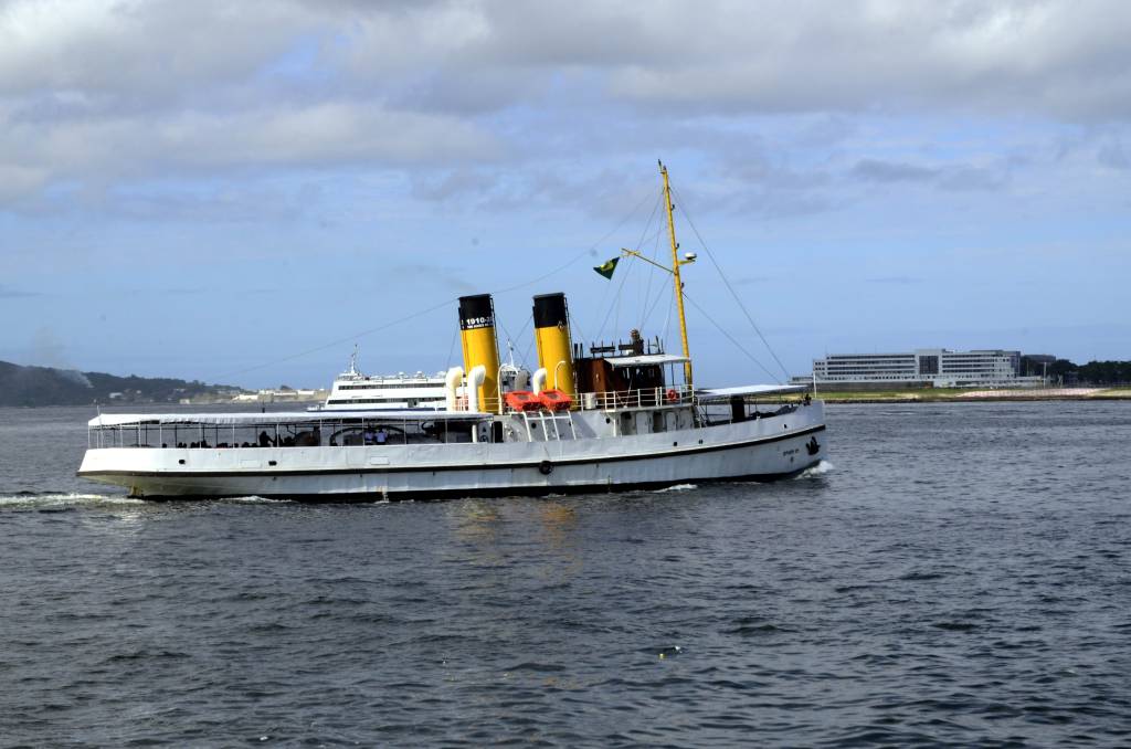 Passeios de barco da Marinha explora locais escondidos do Rio