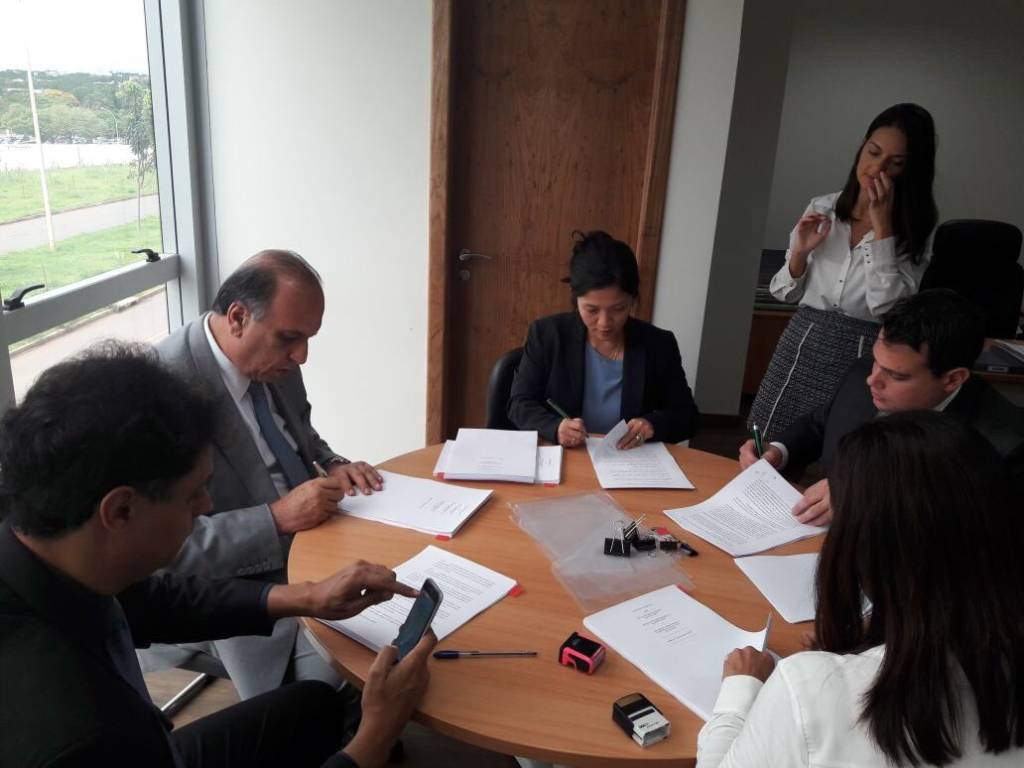 Pezão firma acordo e aguarda ok de Meirelles para pagar salários