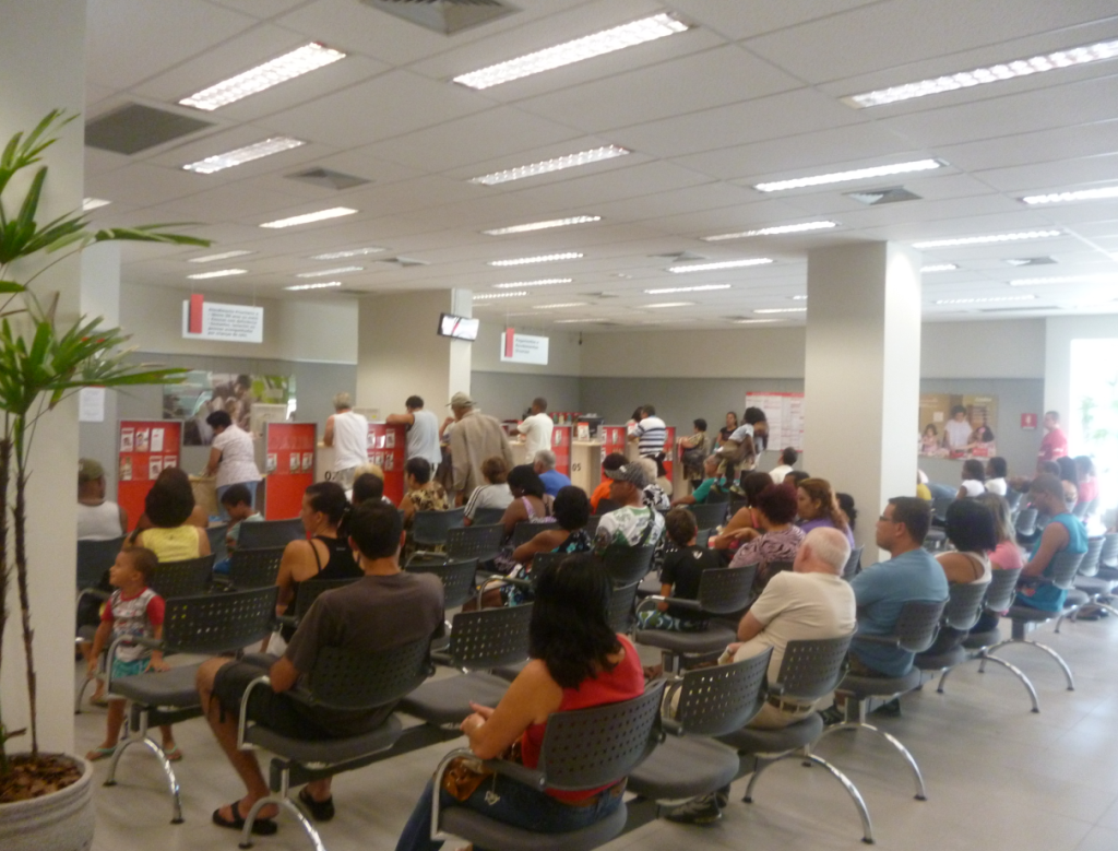 Procon Carioca multa agências bancárias por tempo de espera