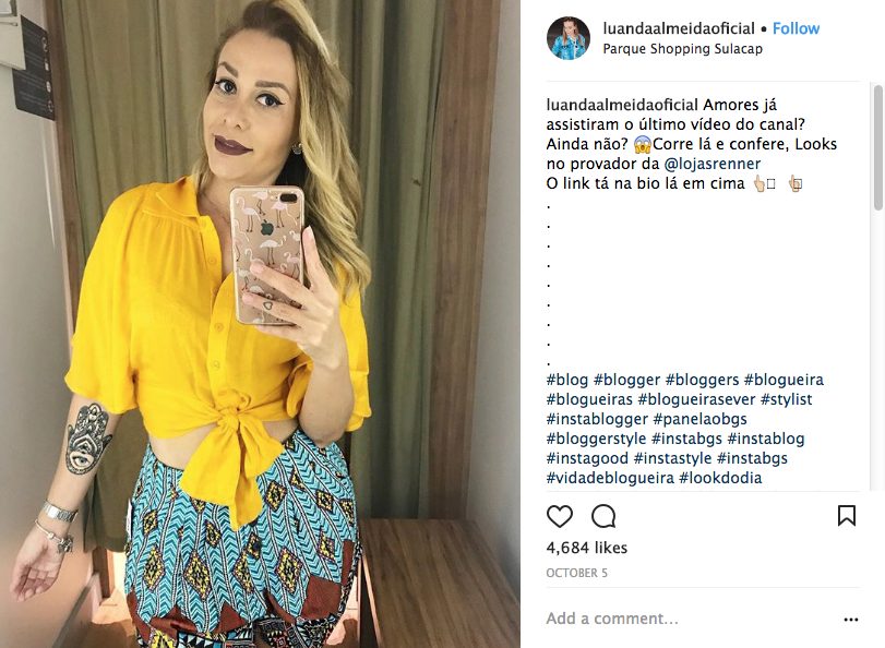 Os provadores de grandes lojas tamb&eacute;m servem de est&uacute;dio para v&iacute;deos com dicas de moda
