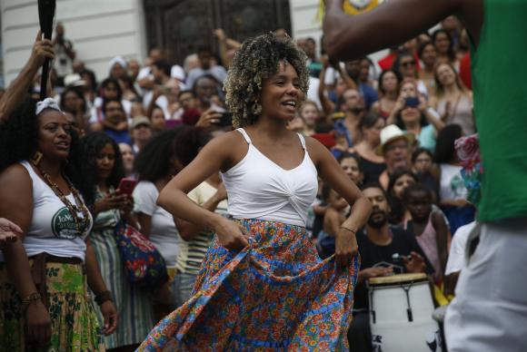 Produtores culturais e alunos protestam em favor da Casa do Jongo