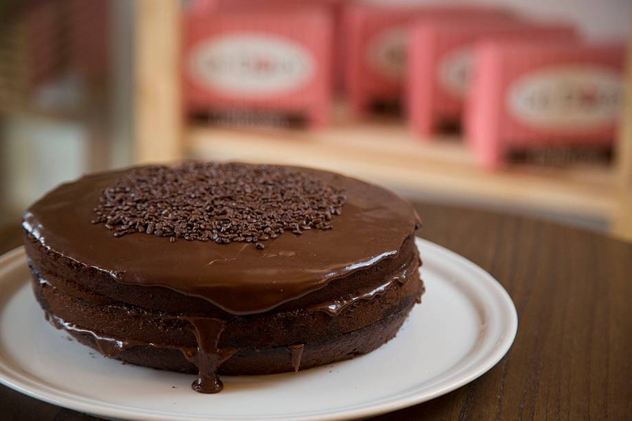 Bolo de cacau com brigadeiro