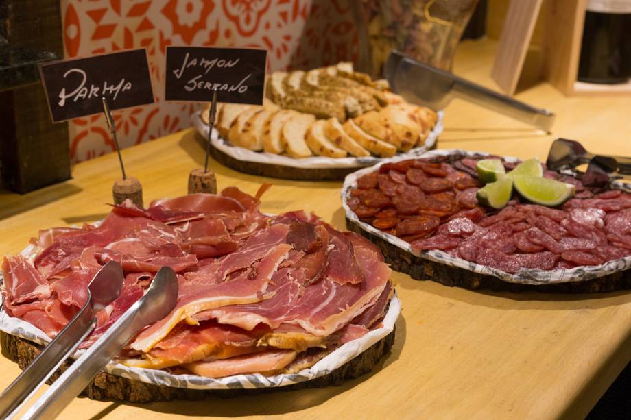 Bufê de tapas e antepastos: o cliente pode montar o próprio prato (R$ 9,49, cada 100 gramas) Bufê de tapas e antepastos: o cliente pode montar o próprio prato (R$ 9,49, cada 100 gramas)