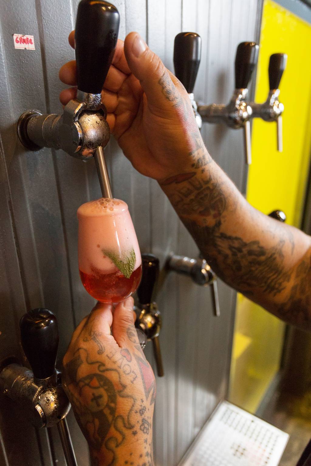 Quatro casas com torneiras de drinques